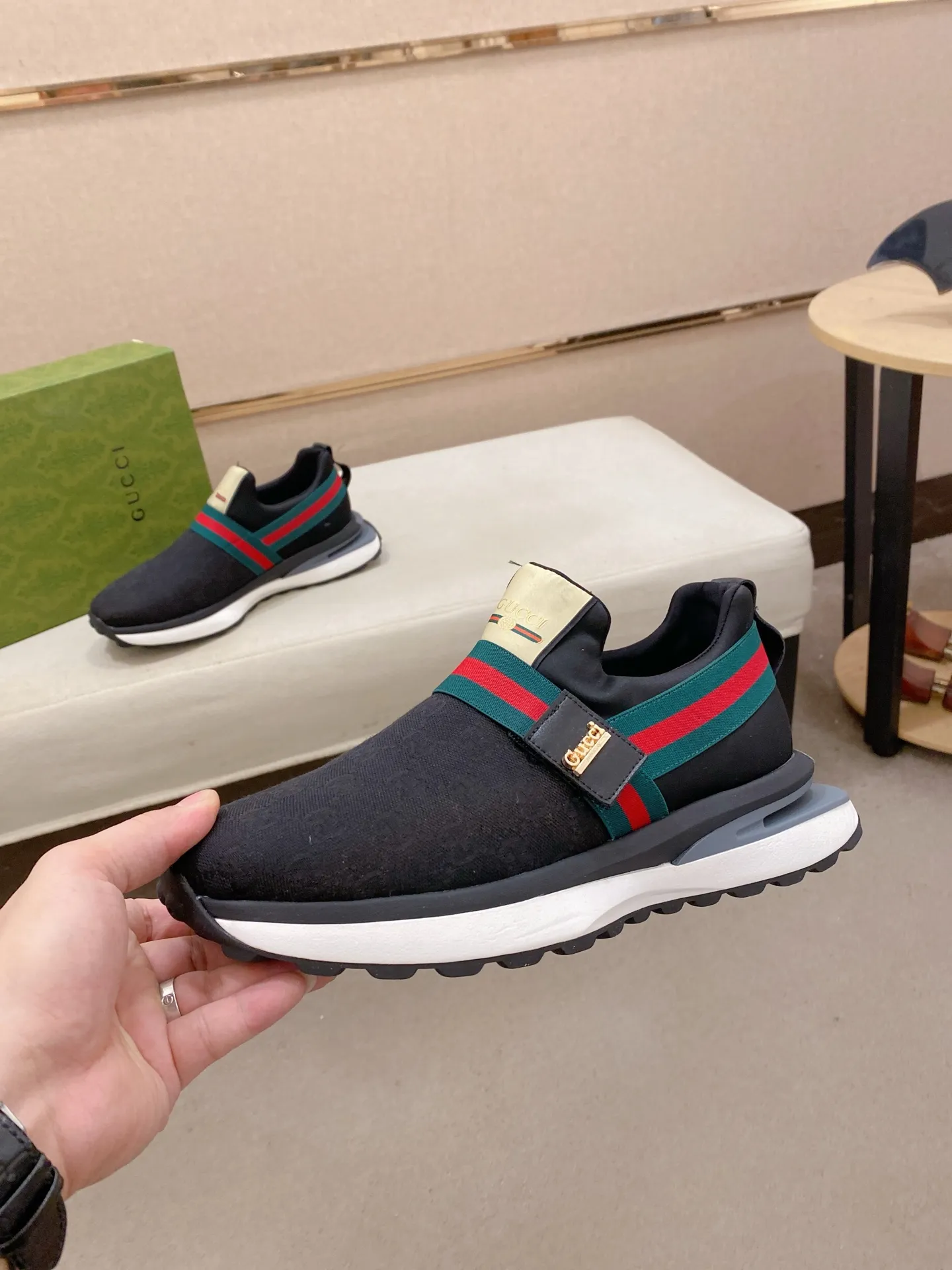 Factory price: 462💰 (GUCCI) The latest 🎁🎁casual and fashionable men's shoes👟 from the official website, hot style 💥 style is simple and elegant, exclusive for trendy men. Unique latest brand elements from the official website 👑original decoration, fashionable and generous, original fabric ✅breathable stretch cloth lining, official website designated wear-resistant casual outsole, classic model taken at the counter in kind🎬38-44 (45 is not returnable and non-refundable)